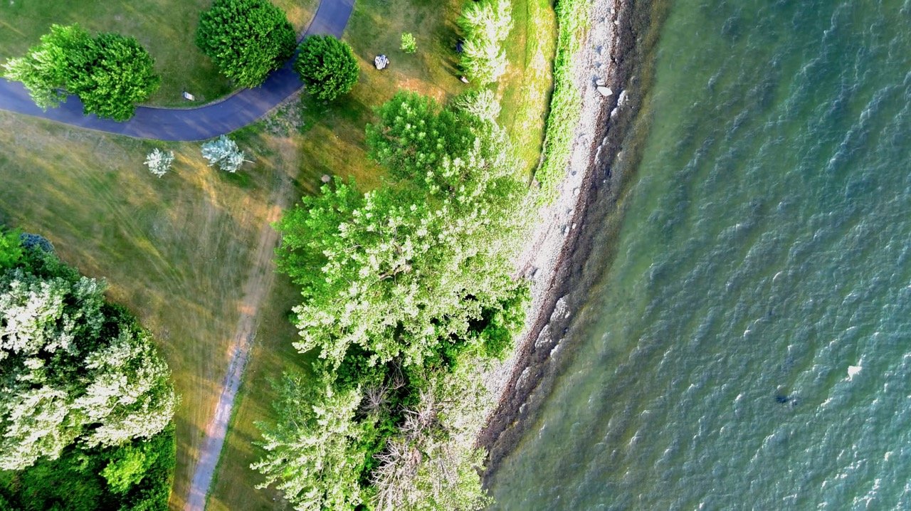 Église et ville environnante vues du ciel