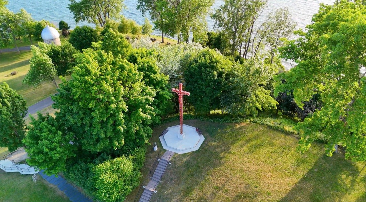 Espace vert aménagé au bord de l'eau