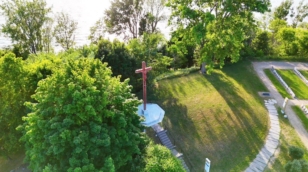Point de vue panoramique sur un lac ou une rivière
