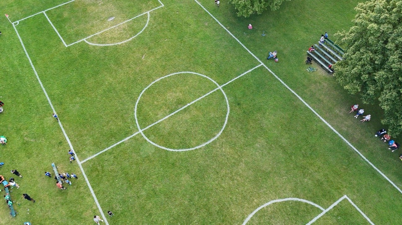 Vue aérienne large d'un parc et d'un cours d'eau
