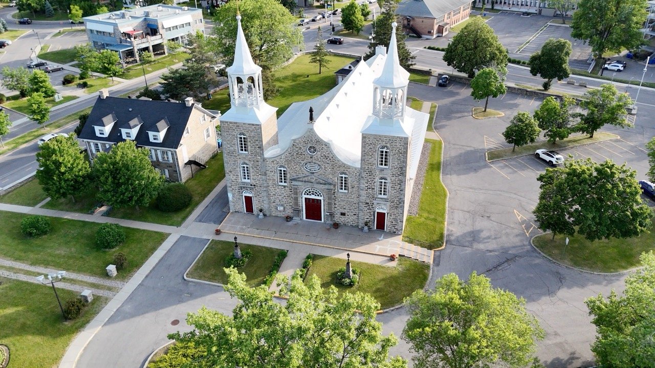 Vue aérienne d'un littoral à l'eau limpide