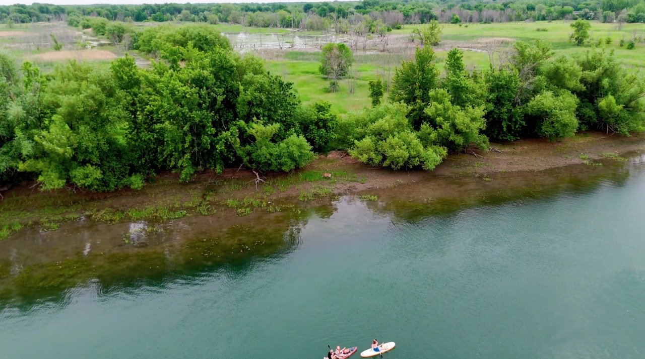 Kayak sur une rivière calme vu du ciel