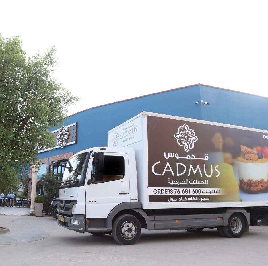 Un camion de livraison habillé