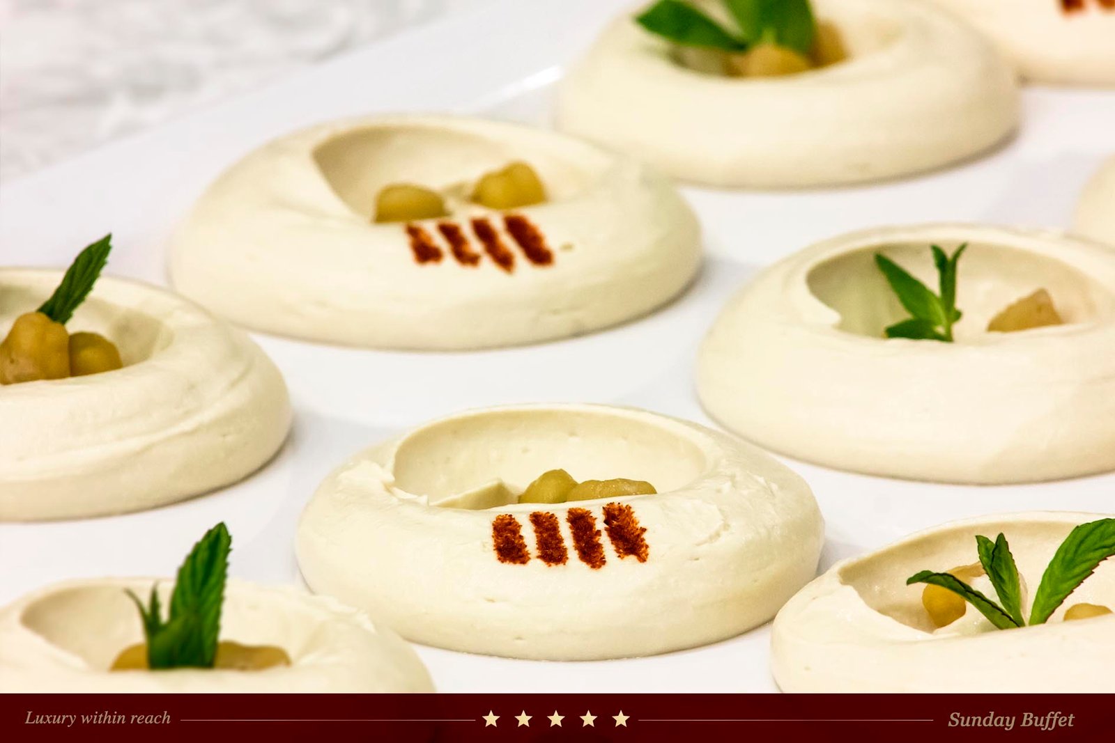 Photographie d'assiette de hummus gastronomique