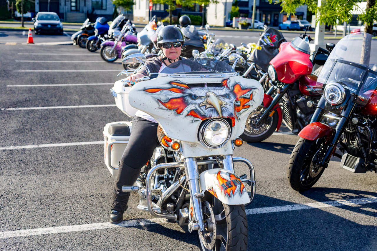 Alignement de motos variées à l'événement