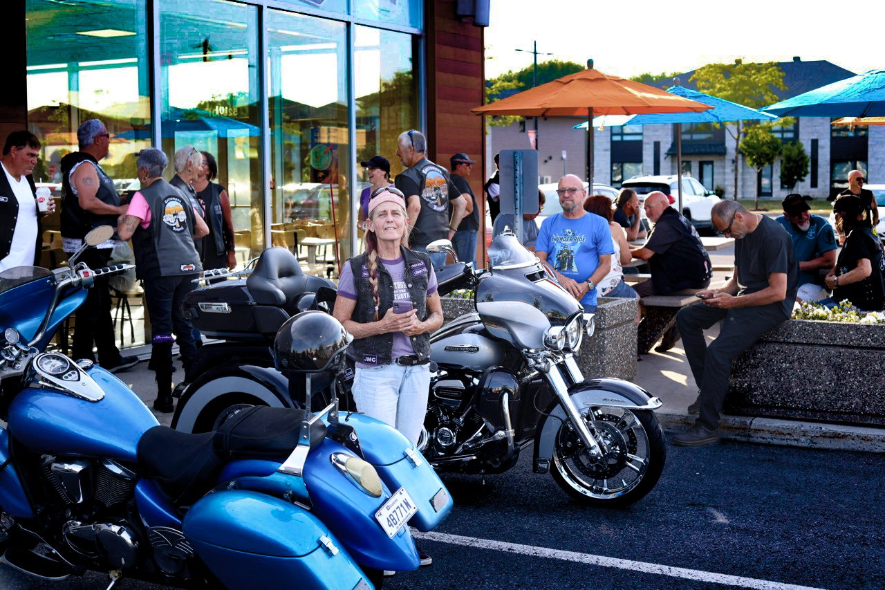 Foule et motos à l'événement