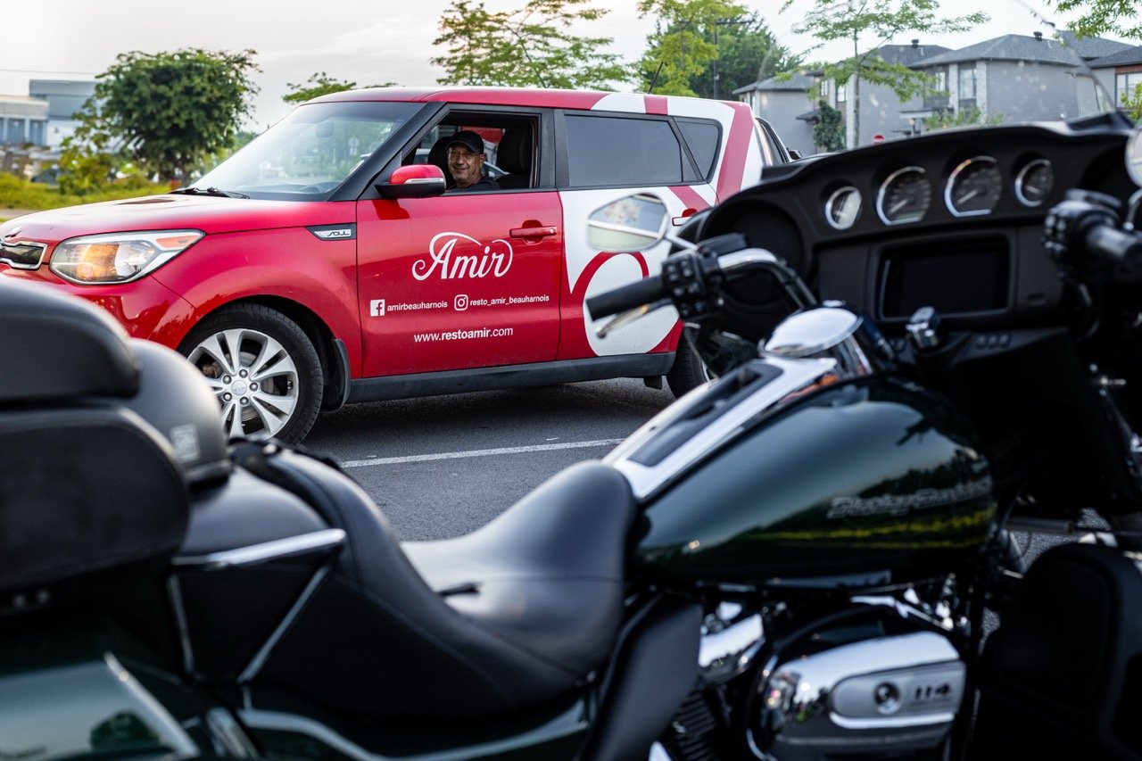 Gros plan du moteur et des détails d'une moto rouge