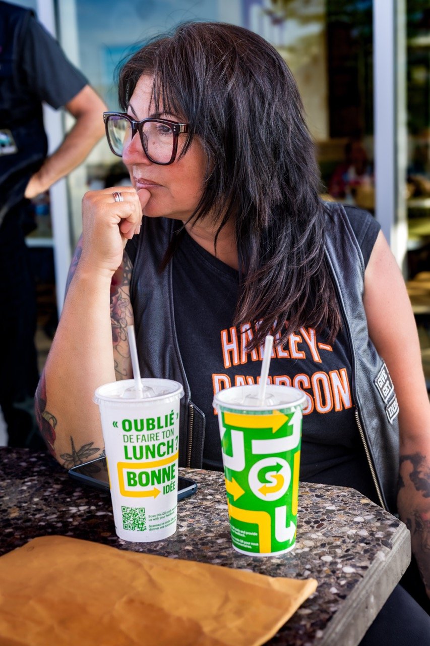 Participant profitant d'une boisson lors de l'événement