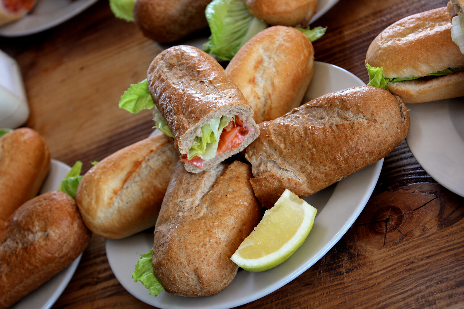 Des sandwichs au poisson avec du citron, dans l'assiette