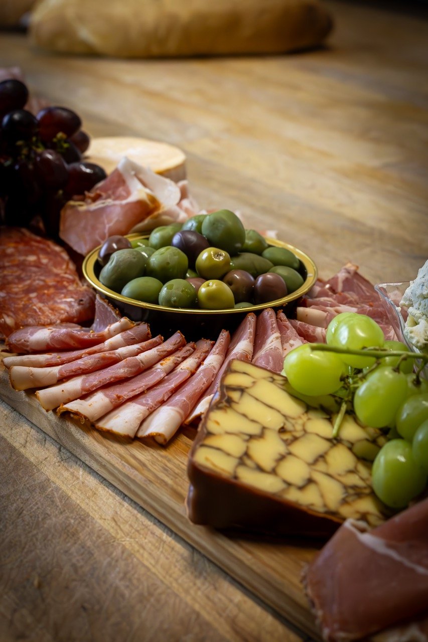Planche de charcuterie rustique avec vin