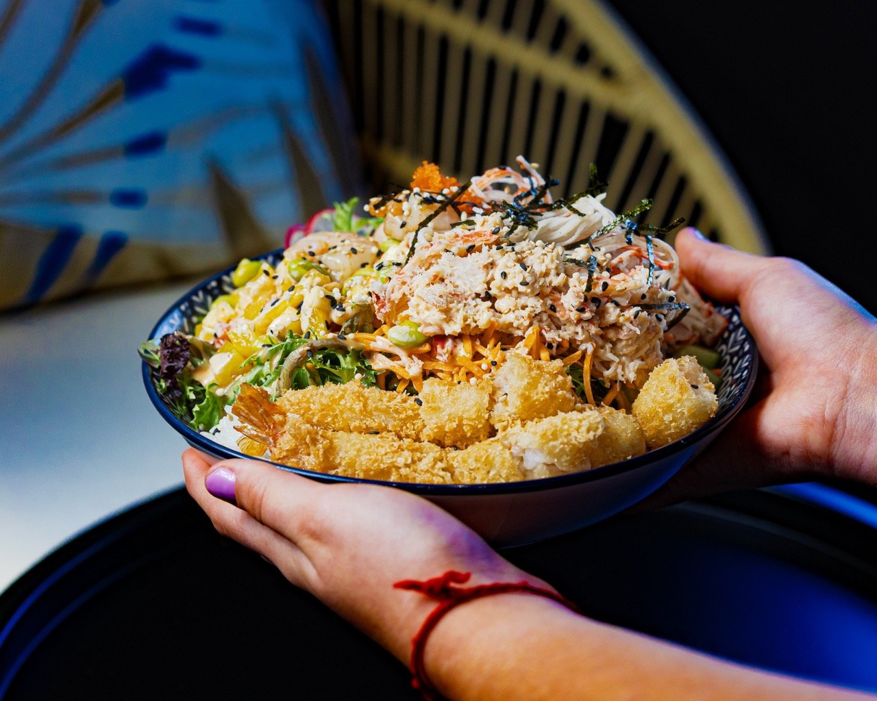 Gros plan lifestyle — personne mangeant avec des baguettes