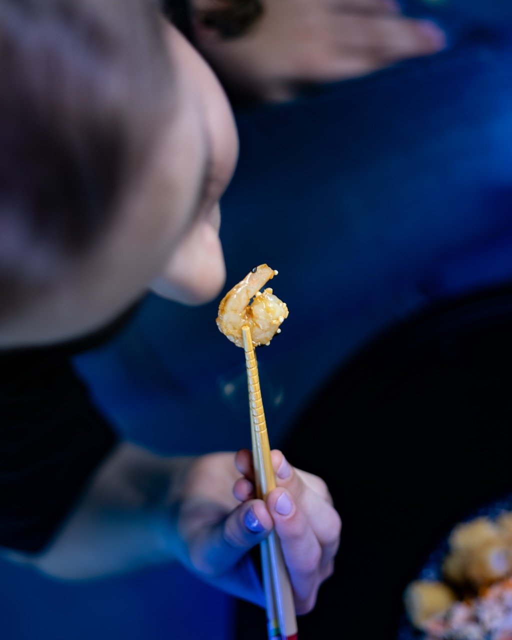 Mains présentant un bol fusion magnifiquement dressé