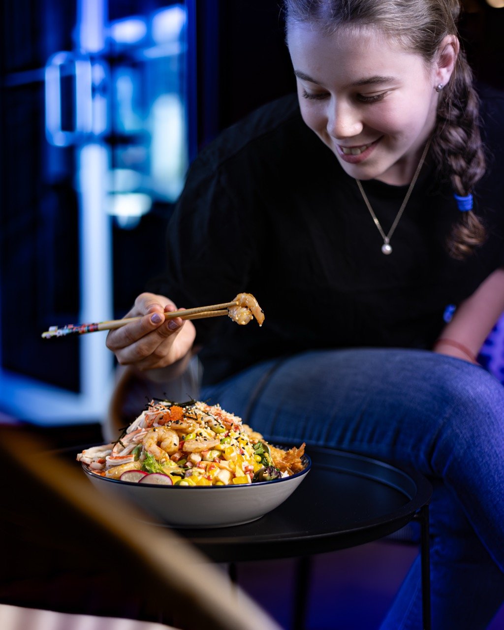 Bol fusion coloré aux crevettes et nouilles