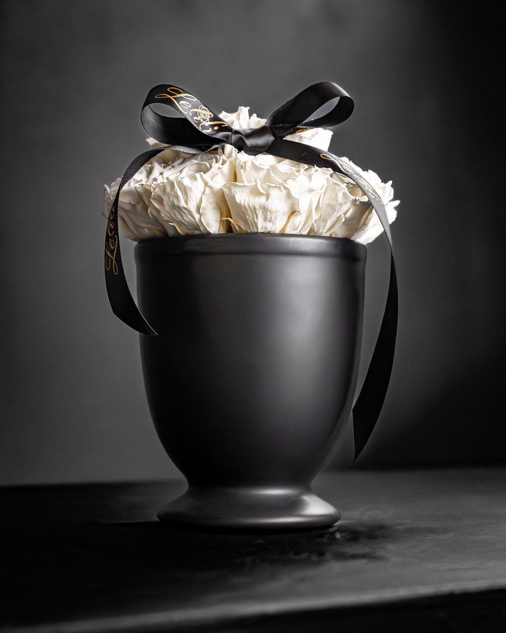 Fleurs blanches dans un vase sombre