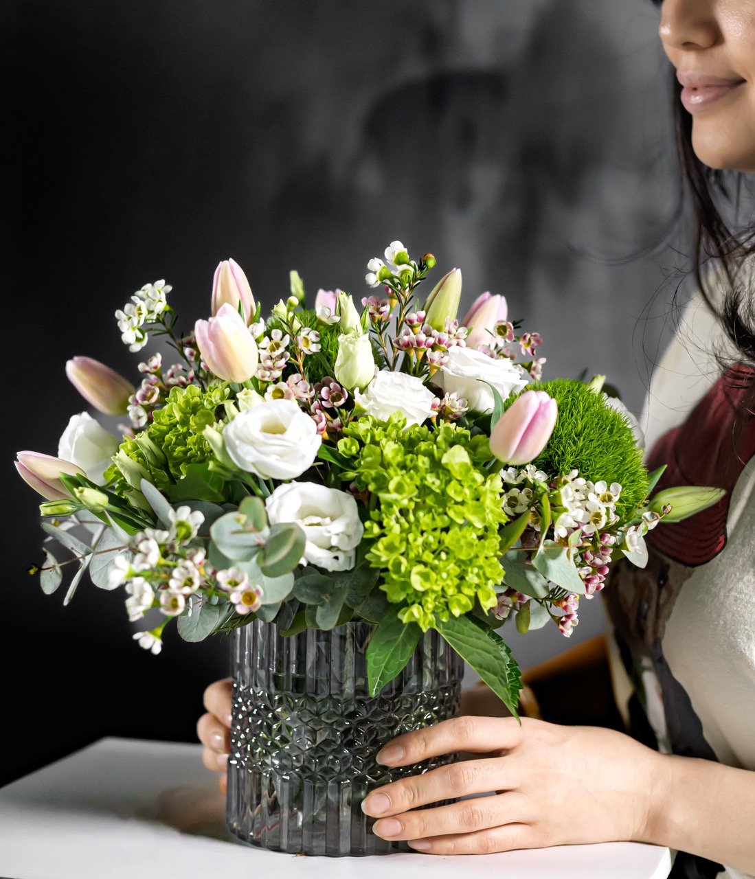 Personne tenant un bouquet